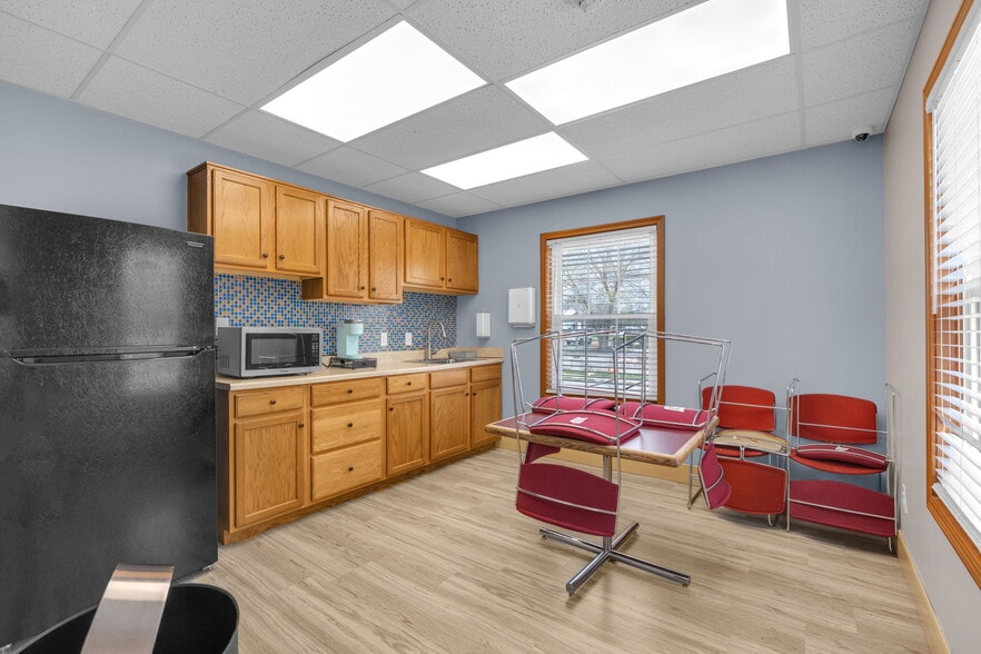 More Photos Of 10455-10499 N College Ave, Carmel Office For Sale