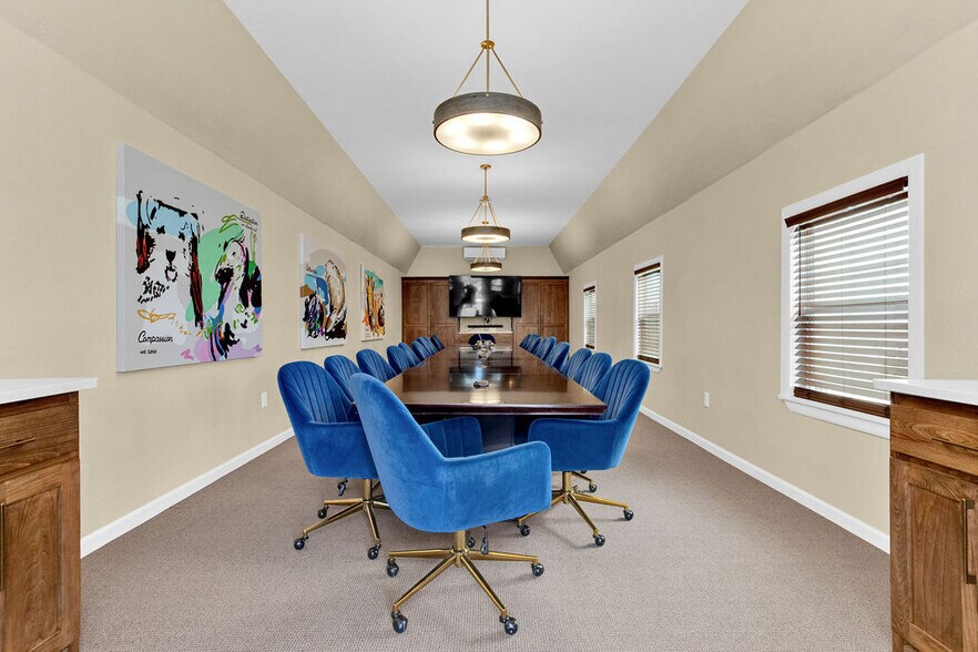 More Photos Of 313 E Charnwood St, Tyler Office For Lease