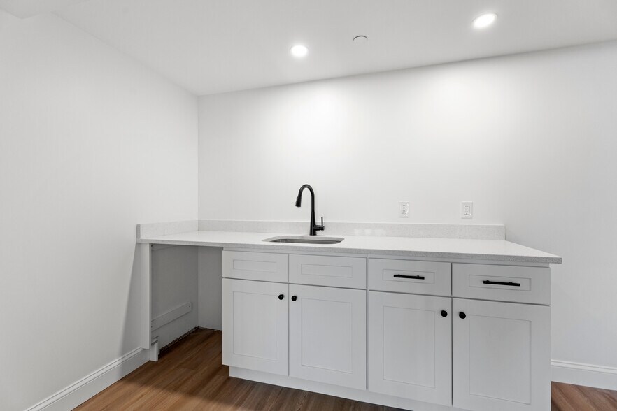 More Photos Of 44 Williams Ave, Mystic General Retail For Sale