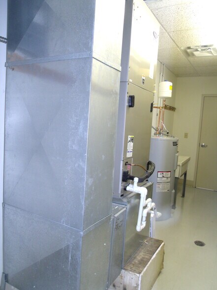 More Photos Of 411 Holmes St, Frankfort Light Distribution For Sale