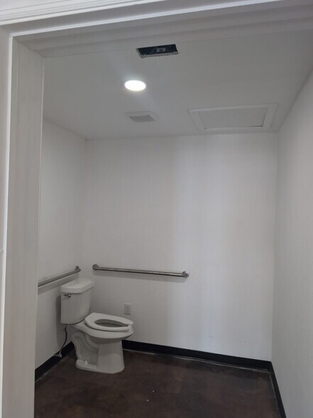 More Photos Of 7350 Tezel Rd, San Antonio Unknown For Lease