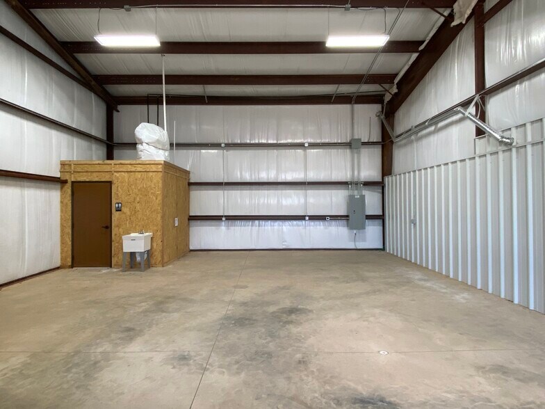 More Photos Of 8116 Silver Crossing, Oklahoma City Warehouse For Lease