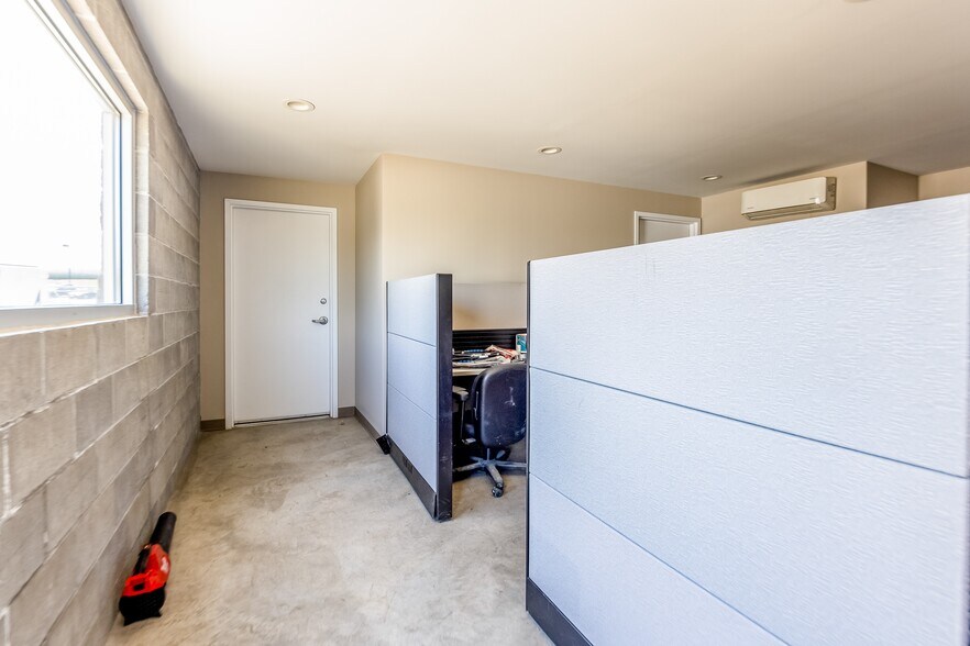 More Photos Of 109 Diversified Dr, Villa Ridge Service For Lease