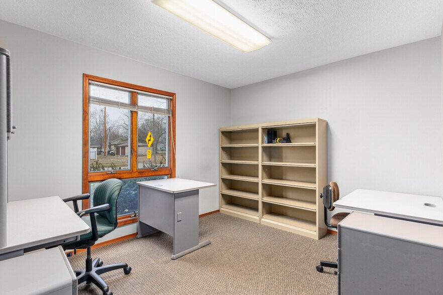 More Photos Of 709 Staunton Rd, Gillespie Office For Sale