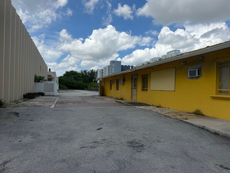 More Photos Of 1627 S Dixie Hwy, Pompano Beach Industrial For Lease
