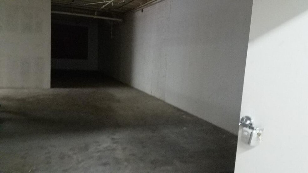 More Photos Of 2000-2010 W 62nd St, Los Angeles Warehouse For Sale