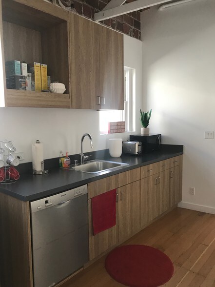 More Photos Of 210-226 Main St, Venice Storefront Retail Office For Lease