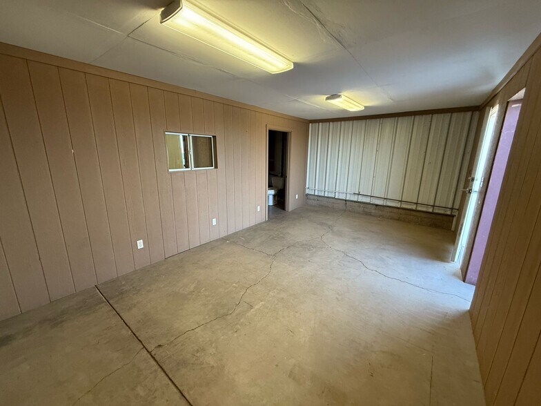 More Photos Of 100 E 9th St, Douglas Warehouse For Sale