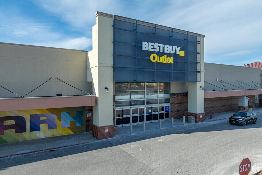 More Photos Of 950 Winston Plz, Melrose Park Supermarket For Lease