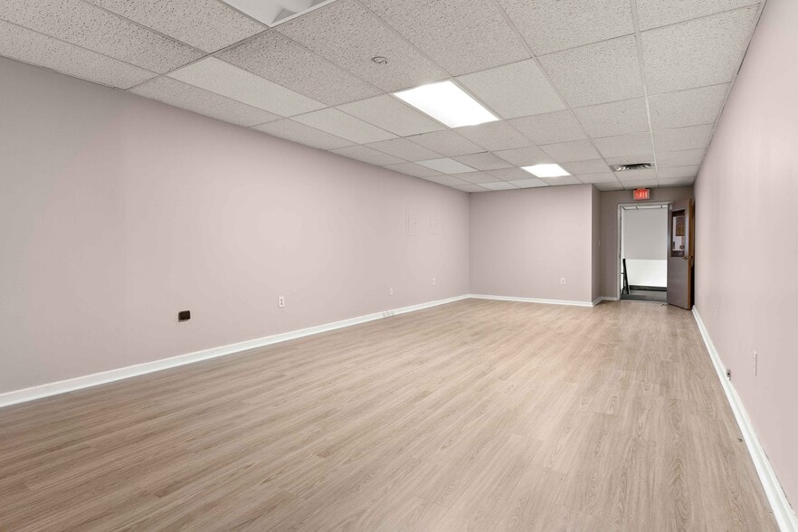 More Photos Of 1295 River St, Hyde Park Flex For Sale
