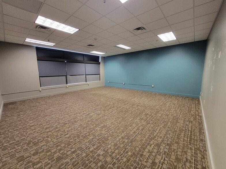More Photos Of 2101 W 41st St, Sioux Falls General Retail For Lease