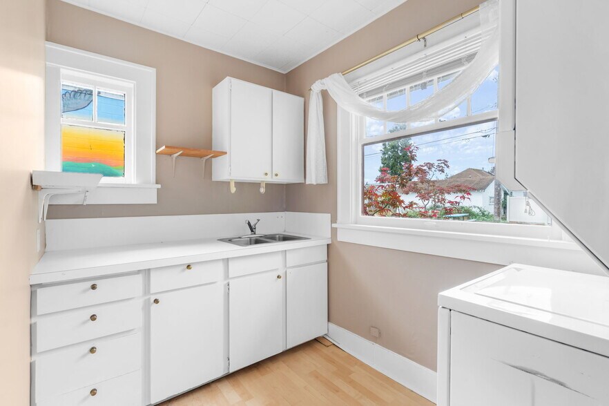More Photos Of 2721 Meridian St, Bellingham Storefront Retail Office For Sale