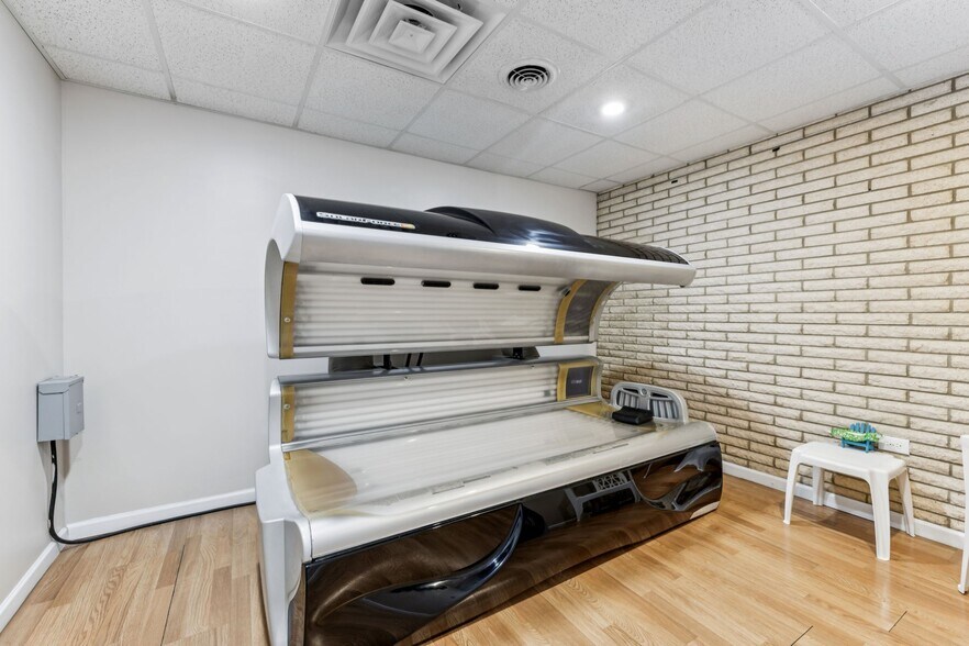 More Photos Of 506 College St W, Fayetteville Office For Sale