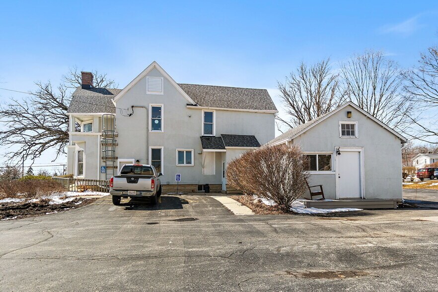 More Photos Of 303 N Main St, Elburn General Retail For Sale