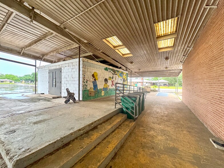 More Photos Of 300 W School St, Madisonville Light Distribution For Sale