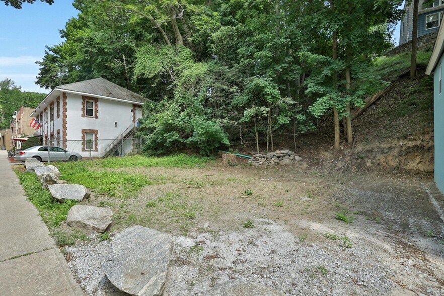 More Photos Of 68 Brook St, Croton On Hudson Showroom For Sale