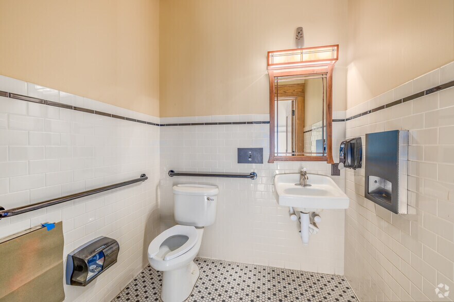 More Photos Of 1604 Margaret St, Jacksonville Bank For Lease