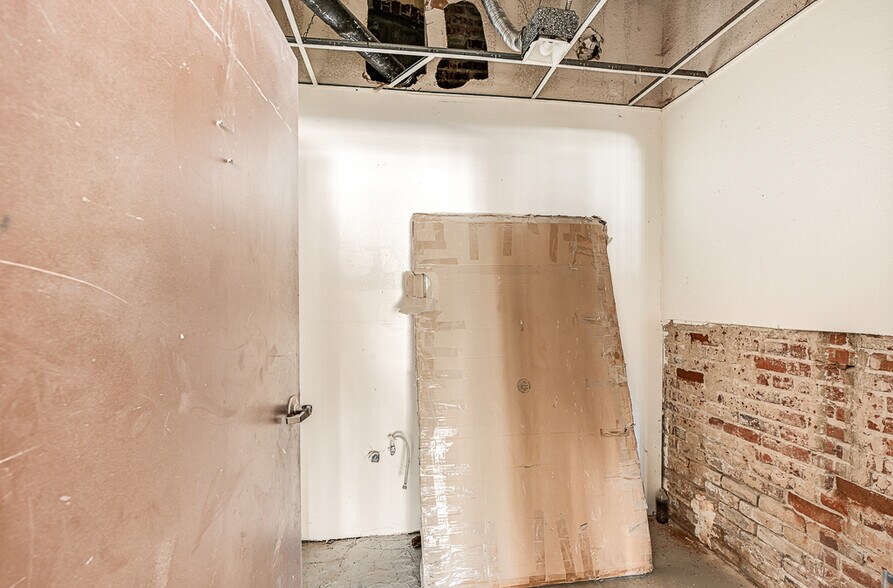 More Photos Of 4905-4913 Clinton St, Los Angeles Apartments For Lease