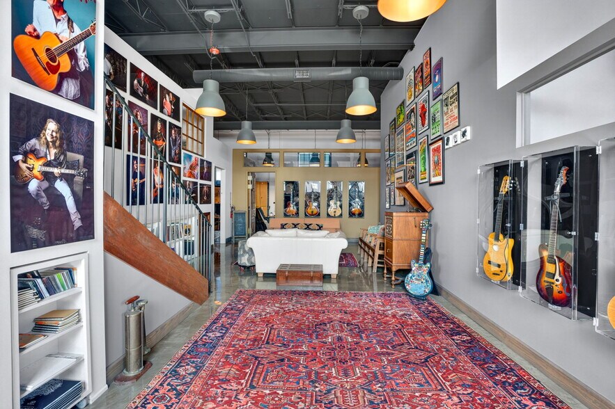 More Photos Of 2500 Emerson Ave S, Saint Petersburg Manufacturing For Lease