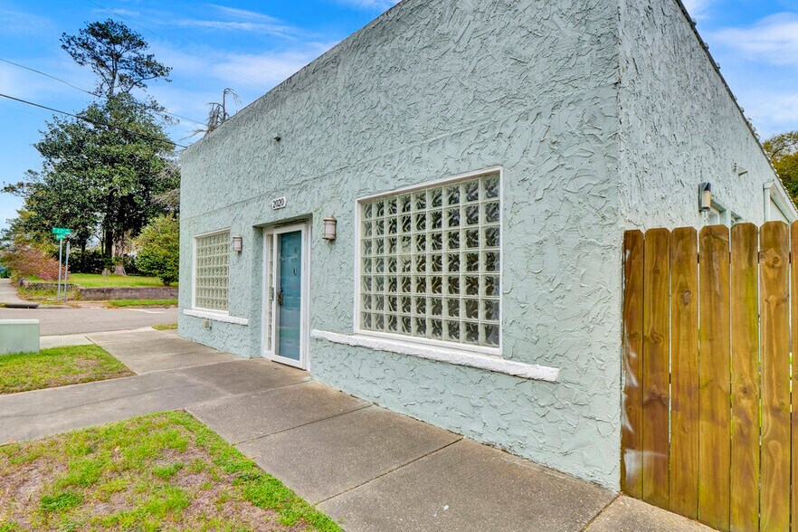 More Photos Of 2020 Princess Place Dr, Wilmington Freestanding For Sale