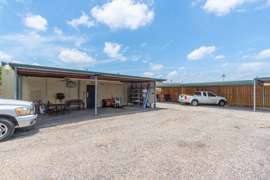 More Photos Of 1722 Monarch Oaks St, Houston Office For Lease