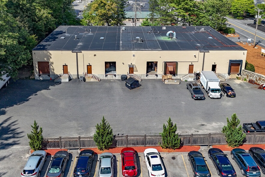 More Photos Of 24 Keewaydin Dr, Salem Flex For Lease