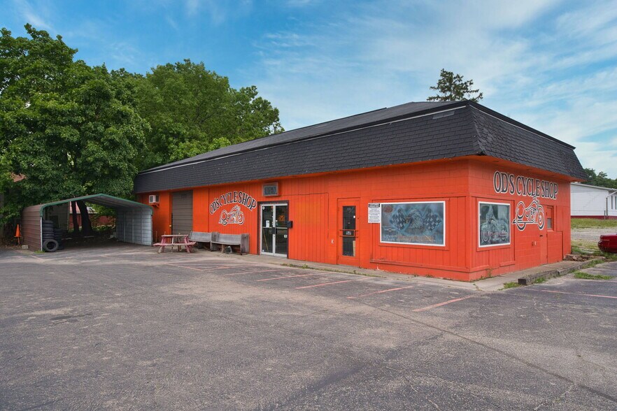 More Photos Of 140 S River St, Franklin Storefront For Sale