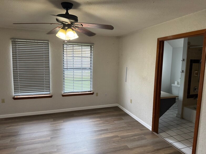 More Photos Of 7285 E US Highway 87, San Antonio Office For Sale