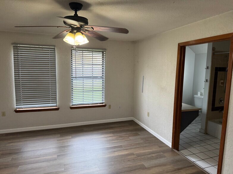 More Photos Of 7285 E US Highway 87, San Antonio Office For Sale