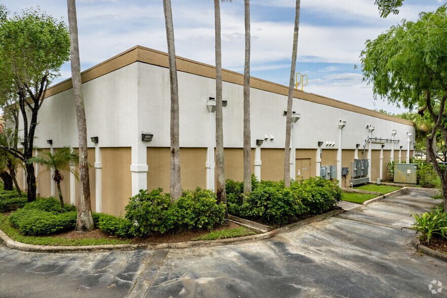 More Photos Of 12201-12231 W Sunrise Blvd, Plantation Freestanding For Lease
