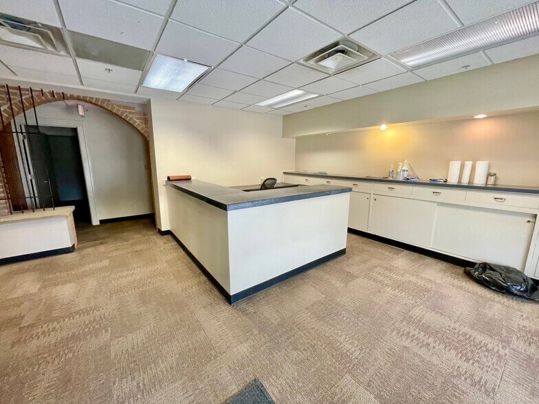 More Photos Of 120 16 1/2 St, Rock Island Office For Sale