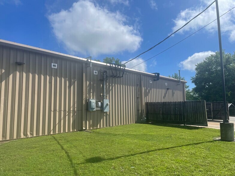 More Photos Of 202 S 2nd St, Porum Freestanding For Lease