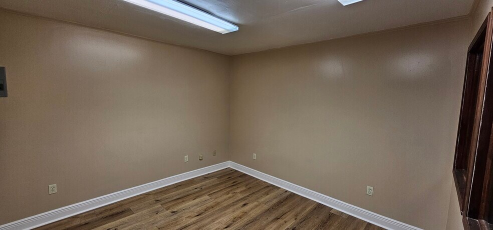 More Photos Of 200 Industrial Ave, Jefferson Warehouse For Lease