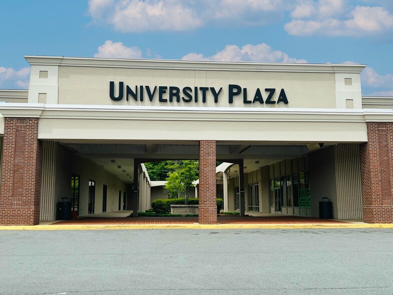 More Photos Of 7736-7774 North Point Blvd, Winston-Salem Unknown For Lease