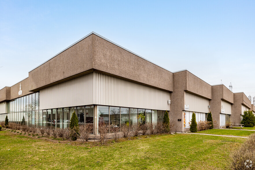 Primary Photo Of 6325-6475 Boul des Grandes-Prairies, Montréal Warehouse For Lease