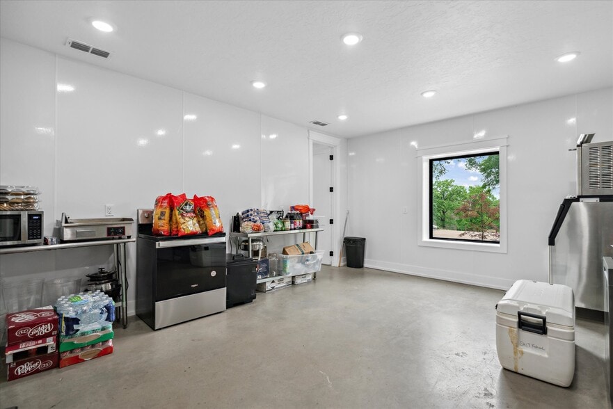 More Photos Of 1972 FM 857, Grand Saline Trailer Camper Park For Sale