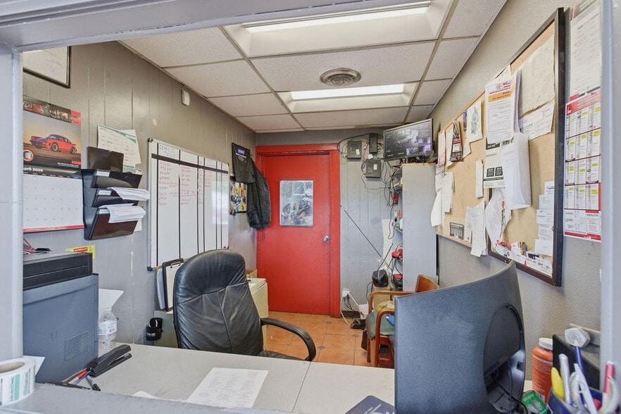 More Photos Of 616 S Central Expy, Richardson Freestanding For Lease