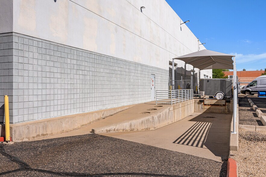 More Photos Of 7543 E Tierra Buena Ln, Scottsdale Distribution For Lease