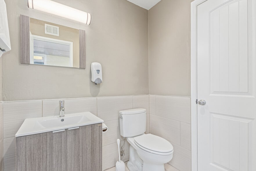 More Photos Of 8545 N Black Canyon Hwy, Phoenix Medical For Sale