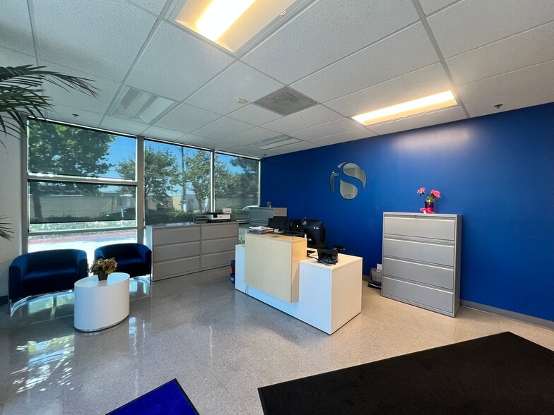 More Photos Of 7525 N Lockheed Dr, Burbank Distribution For Lease