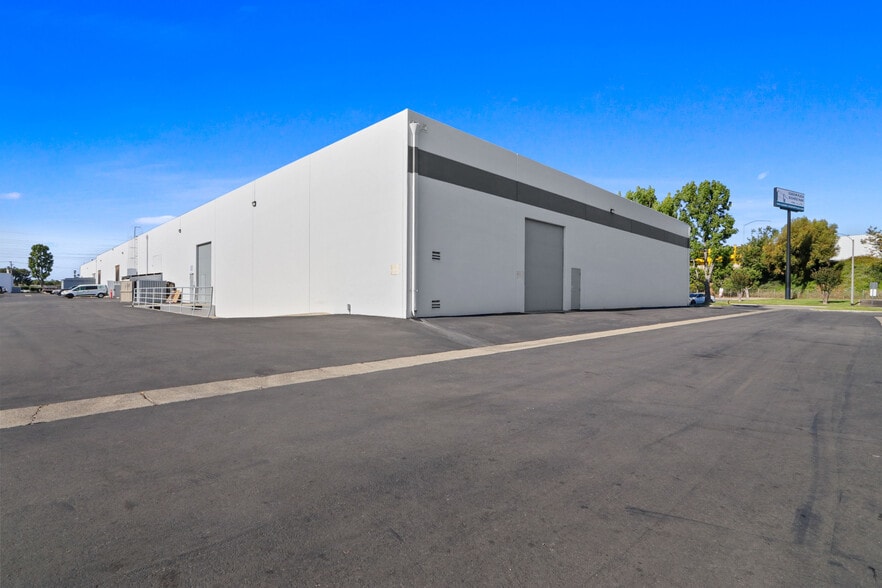 More Photos Of 1555-1565 S Sinclair St, Anaheim Light Manufacturing For Lease