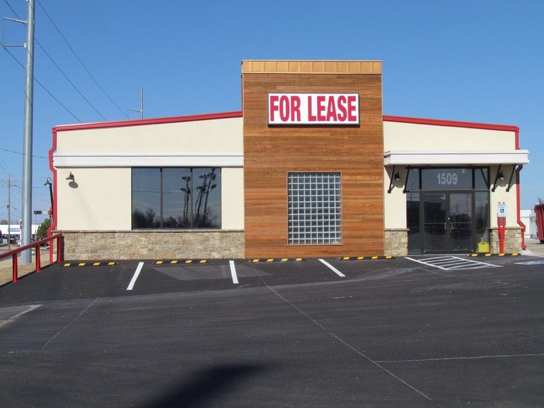 More Photos Of 5105-5131 NW Cache Rd, Lawton Storefront Retail Office For Lease