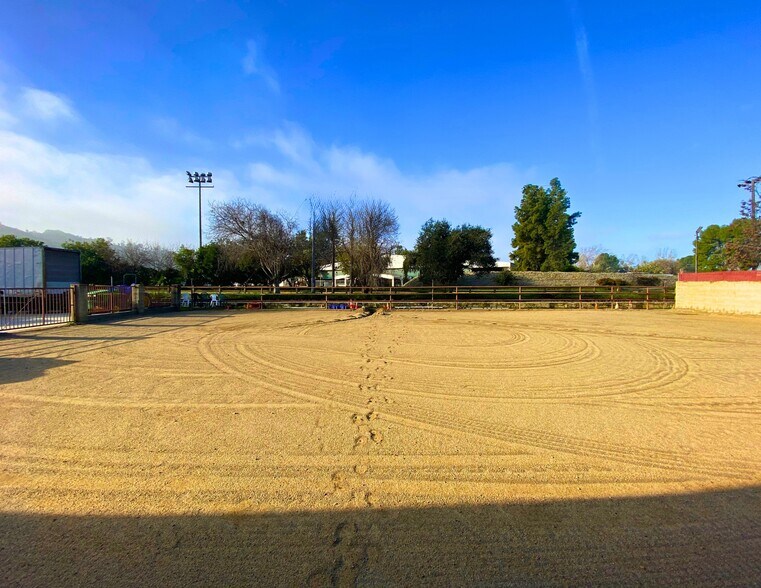 More Photos Of 1830 Riverside Dr, Glendale Horse Stables For Sale