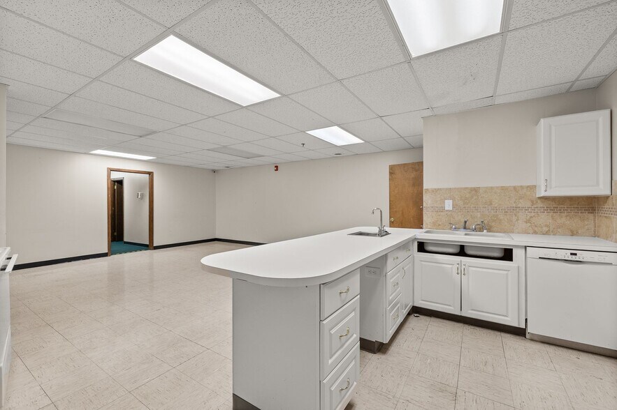 More Photos Of 1075 National Pky, Mansfield Office For Sale