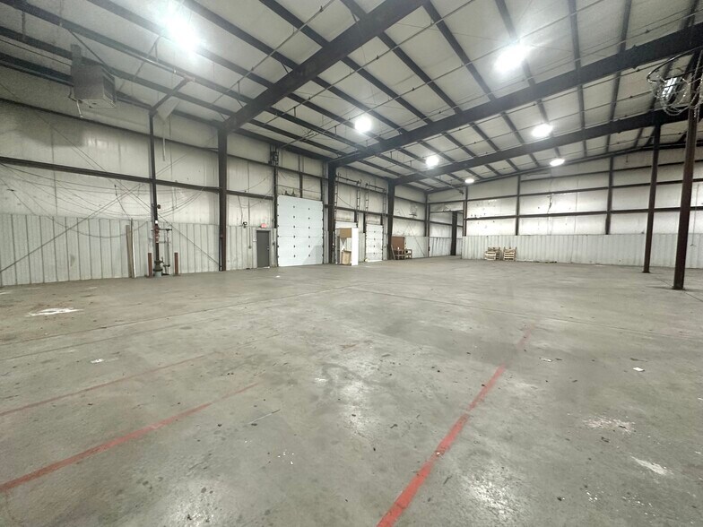 More Photos Of 5571 N Main St, Joplin Showroom For Sale