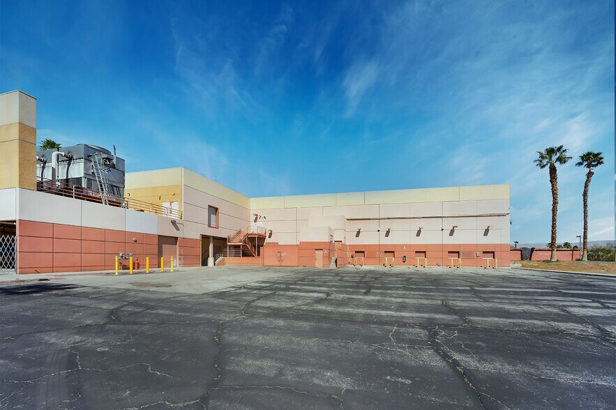 More Photos Of 750 N Gene Autry Trl, Palm Springs Showroom For Sale