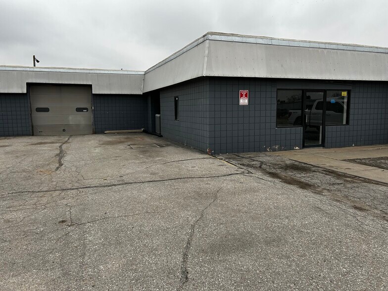 More Photos Of 4515 N 56th St, Lincoln Light Distribution For Lease