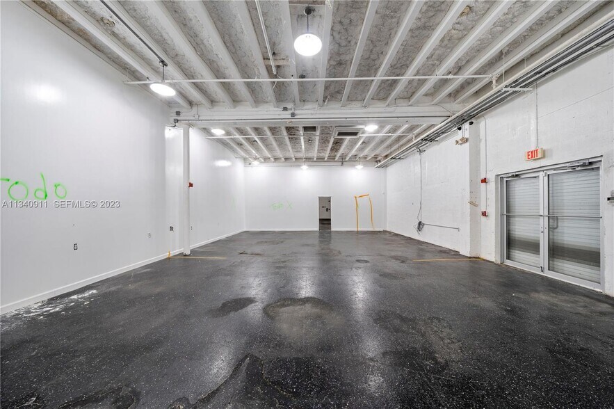 More Photos Of 2585 NW 21st Ter, Miami Warehouse For Lease