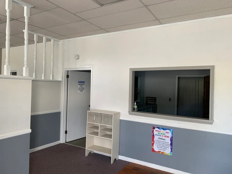 More Photos Of 727–729 Anderson St., Belton General Retail For Lease