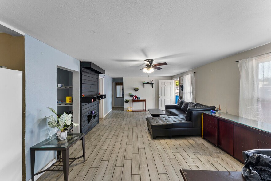 More Photos Of 5712 15th St, Bradenton Auto Dealership For Sale